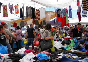 Συγχρόνως, θεαματική αύξηση κατέγραψαν το α΄τρίμηνο και οι πωλήσεις ρούχων και υποδημάτων στις λαϊκές αγορές, ενώ βούλιαξε ο τζίρος των καταστημάτων