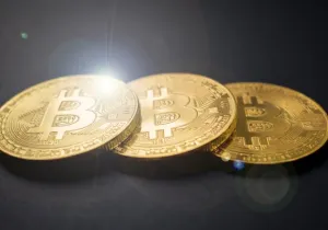 Το Bitcoin κάτω από τις $90.000 εν μέσω γενικευμένης φυγής από το ρίσκο