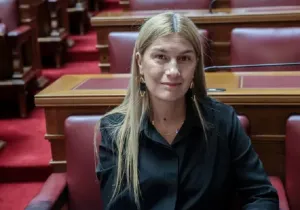 ΝΔ: Aπειλητικά μηνύματα έξω από την οικεία και το γραφείο της Σέβης Βολουδάκη