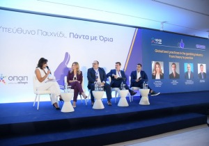 Μαίρη Παπακωνσταντίνου, Δρ. Νάνση Βέρρα, Αλέξανδρος Ντάβος, Γιώργος Πουλημάς, και Νίκος Φλίγκος στο πάνελ «Βέλτιστες πρακτικές στον κλάδο των τυχερών παιγνίων-Από τη θεωρία στην πράξη»