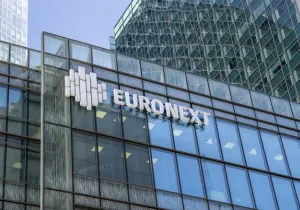 Η αύξηση της ρευστότητας στην κεφαλαιαγορά και το γενικότερα θετικό κλίμα δημιουργεί πρόσφορο έδαφος για τις εισηγμένες να αντλήσουν ποσά άνω των 6 δισ. ευρώ, μέσα μόλις σε ένα εξάμηνο, όταν ολόκληρο το 2025 το συνολικό κεφάλαιο που συγκεντρώθηκε μέσω του ΧΑ ανήλθε σε 2,5 δισ. (IPO, αυξήσεις μετοχικού κεφαλαίου, ομολογιακές εκδόσεις).