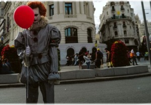 O Pennywise στο δρόμο! Διεθνής καμπάνια τρόμου για το "It: Welcome to Derry" (+trailer)