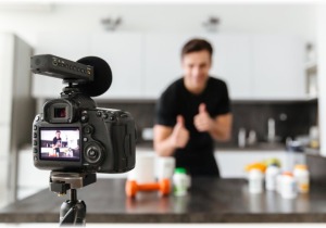 Η οικονομία των influencers ξεπέρασε το Χόλιγουντ - Και αυτό έμαθε να τους αγαπά