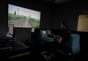 Κυρανάκης: «Πρώτη φορά εκπαιδεύονται οι μηχανοδηγοί στο ETCS με προσομοιωτή» 