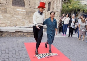 Ο Λ. Γαβαλάς μετατρέπει την Ερμού σε πασαρέλα με το «Κόκκινο Χαλί» και το ταμπεραμέντο του