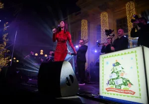 Πυροτεχνήματα, 120.000 λαμπιόνια και Λένα Ζευγαρά live στον Πειραιά