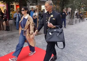 Ο Λάκης Γαβαλάς χαρίζει red carpet στιγμές στην καρδιά της Ερμού