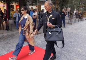 Ο Λάκης Γαβαλάς χαρίζει red carpet στιγμές στην καρδιά της Ερμού