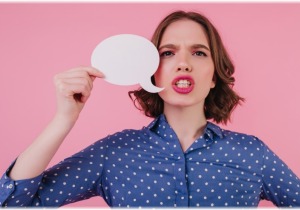 Από το "νάρκισσος" στο "woke" και το "τραυματικό": Όταν οι λέξεις αδειάζουν από νόημα