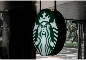 ΗΠΑ: Τρίτη εβδομάδα απεργιών στα Starbucks - Μεγάλη συγκέντρωση στη Νέα Υόρκη