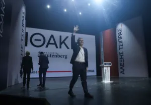Ανασύνθεση του αριστερού-κεντροαριστερού χώρου με πρωτοβουλίες από τη βάση καιι αυτοοργάνωση, είναι η στρατηγική που επιλέγει ο  Αλ. Τσίπρας για τη δημιουργία νέου πολιτικού φορέα