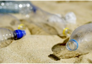 Τριπλάσια πλαστικά στο εμφιαλωμένο νερό από το νερό βρύσης!