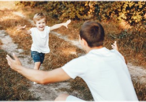 Ανοιχτή επιστολή των «Ενεργών Μπαμπάδων» στον Πρωθυπουργό για τη γονική αποξένωση