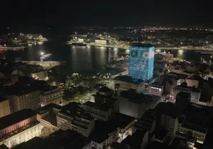 Η νέα εποχή Allwyn είναι εδώ και «έντυσε» με τα χρώματά της τον Πύργο του Πειραιά