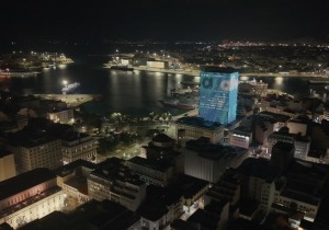 Η νέα εποχή Allwyn είναι εδώ και «έντυσε» με τα χρώματά της τον Πύργο του Πειραιά