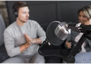 Η Apple μπαίνει δυναμικά στα video podcasts (με ads), απέναντι σε YouTube και Spotify