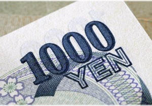 Το γεν απομακρύνεται από το όριο παρέμβασης μετά τη σαρωτική νίκη της Τακαϊτσι