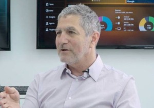 Μόνο ονόματα και διευθύνσεις αυτών που έκαναν τις παρακολουθήσεις δeν δίνει ο δημιουργός του Predator