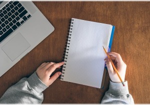 Η "αναγέννηση" του χειρόγραφου: Γιατί η "γενιά Άλφα" ξαναμαθαίνει γραφή με το χέρι