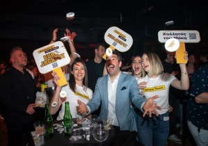 Η θεαματική εμφάνιση με τη λευκή λιμουζίνα και ο ξέφρενος χορός με τους Trashformers στη σκηνή