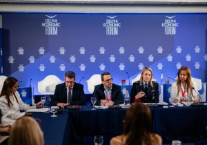 Η Δόμνα Μιχαηλίδου τόνισε τον κίνδυνο και την έκθεση που λαμβάνει η νέα γενιά. «Περνάμε την ευθύνη από τον γονέα στο κράτος. Η Ελλάδα δεν ακολουθεί, αλλά πρωτοπορεί στην Ευρώπη»