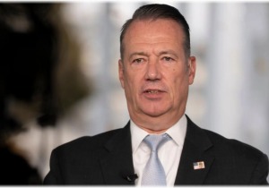 Αποχωρεί ο επικεφαλής της ICE μετά τη σκληρή εκστρατεία απελάσεων Τραμπ