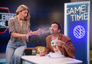 Ο δημοφιλής ηθοποιός σε ένα διπλό Challenge με άφθονο γέλιο