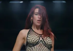 Η Dua Lipa διεκδικεί ποσό-μαμούθ από τη Samsung-Τι απαντά η εταιρεία 