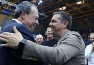 Ο Τσίπρας συζητά προσχωρήσεις προσώπων και όχι κομμάτων