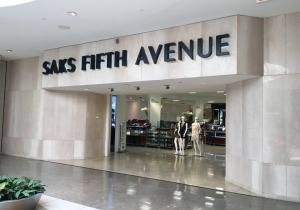 Saks: Μετά τη χρεοκοπία κάνει rebranding και ποντάρει στην πολυτέλεια