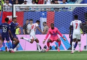 Σε ένα απίστευτο παιχνίδι, βγαλμένο απ’ το ωραιότερο ποδοσφαιρικό... παραμύθι, η Αγγλία ξεπέρασε το «σοκ» του αποκλεισμού της απ’ την Αργεντινή και κατάφερε να «λυγίσει» τη Γαλλία με το... απίθανο 6-4 στον μικρό τελικό του Μουντιάλ 2026, κατακτώντας την 3η θέση στη διοργάνωση, στην καλύτερη πορεία της σε τελική φάση μετά από 60 χρόνια.