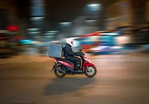 Deliveroo: Αύξηση 40% στις αμοιβές των διανομέων μετά τις καταγγελίες για εκμετάλλευσηDeliveroo: Αύξηση 40% στις αμοιβές των διανομέων μετά τις καταγγελίες για εκμετάλλευση