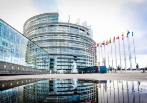 ΚΚΕ κατά ΕΕ και κυβέρνησης για τον 13ο-14ο μισθό: «Μόνιμος κόφτης» οι δημοσιονομικοί κανόνες