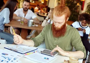 Η Gen Z χτίζει πλούτο στο χρηματιστήριο, όχι σε ακίνητα