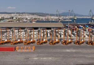 ΟΛΘ: Οκτώ νέα υβριδικά Straddle Carriers ενισχύουν τη δυναμική του λιμένα