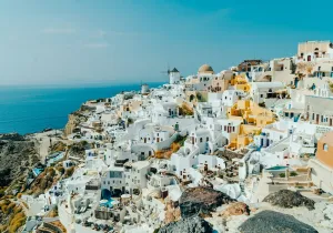 Σαντορίνη: Από τις μόλις 75 κλίνες, χωρίς λιμάνι και δύο παραλίες, σε παγκόσμιο προορισμό