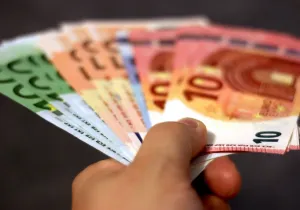 Alpha Bank: Ευνοϊκές οι προοπτικές για το εισόδημα και την περιουσία των ελληνικών νοικοκυριών