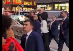 Αυγά κατά του Έντι Ράμα στη Νέα Υόρκη – «Εγκληματία, όλη η Αλβανία σε μισεί» φώναζαν διαδηλωτές