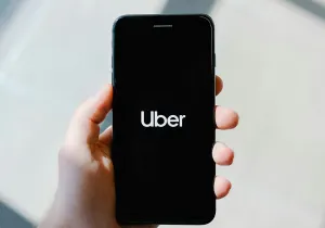 ΗΠΑ: Η Uber απολύει το 10% των υπαλλήλων της και αποχωρεί από Νιγηρία και Ουγκάντα