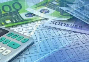 Η κυβέρνηση επιχειρεί να αξιοποιήσει τα υψηλά φορολογικά έσοδα και τον πρόσθετο δημοσιονομικό χώρο που δημιουργείται, χωρίς όμως να χαλαρώσει τη δημοσιονομική πειθαρχία.