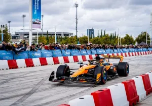 Από τη θέση του οδηγού ενός μονοθεσίου της McLaren Racing