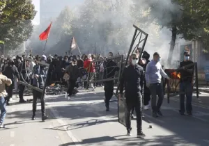 Αλβανία: Μαίνονται για τρίτη ημέρα οι συγκρούσεις – 89 τραυματίες και αίτημα παραίτησης Ράμα