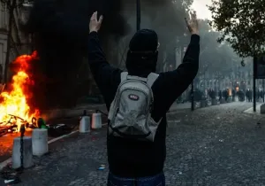 Γαλλία: Νεκρός διαδηλωτής από ανακοπή, στάχτη το δημαρχείο της Λιμόζ και ρεκόρ συλλήψεων