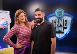 Ο δημοφιλής κωμικός και παρουσιαστής μιλάει για τη λάντζα στο Λονδίνο και τον ρόλο του Αλέξανδρου Τσουβέλα στο ξεκίνημά του