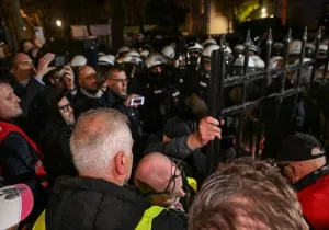 Πολωνία: Κλιμακώνεται η σύγκρουση για το Συνταγματικό Δικαστήριο – Αστυνομικός κλοιός και παρέμβαση Ναβρότσκι
