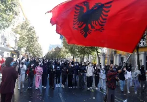 Εκρηκτικό κλίμα στα Τίρανα: «Διάλογο ή το Κράτος απέναντι» διαμηνύει ο Ράμα στους διαδηλωτές