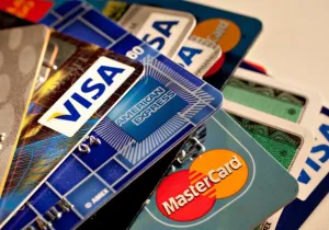 Δυσκολεύει το 2020 η κάλυψη του ορίου των αγορών με πλαστικό χρήμα