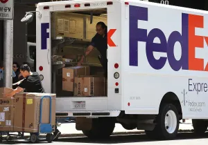 ΗΠΑ: Η FedEx κατέθεσε αγωγή για να της επιστραφούν δασμοί