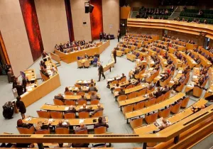 Ολλανδία: Το φιλοευρωπαϊκό κόμμα του Γέτεν και το ακροδεξιό του Βίλντερς ισοδυναμούν με 26 έδρες