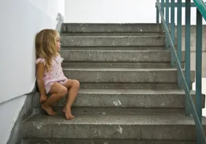 Είναι στη χειρότερη θέση από όλους τους Ευρωπαίους, ανησυχούν για τη δουλειά τους και την οικονομία, δεν μπορούν να αποταμιεύσουν, τρώνε τις καταθέσεις τους